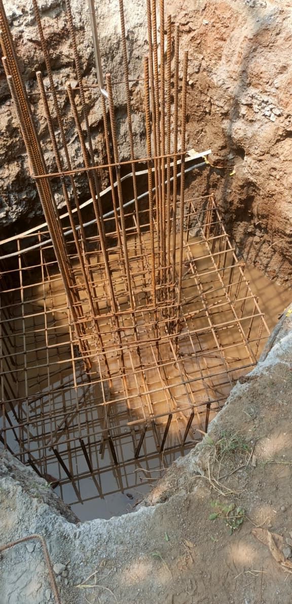 Reinforcement cage set in a foundation pit