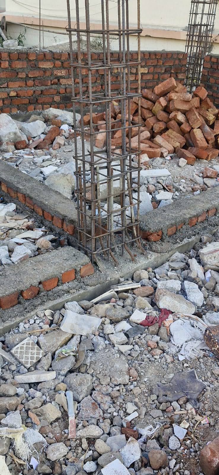 Reinforced concrete column cast alongside brick masonry